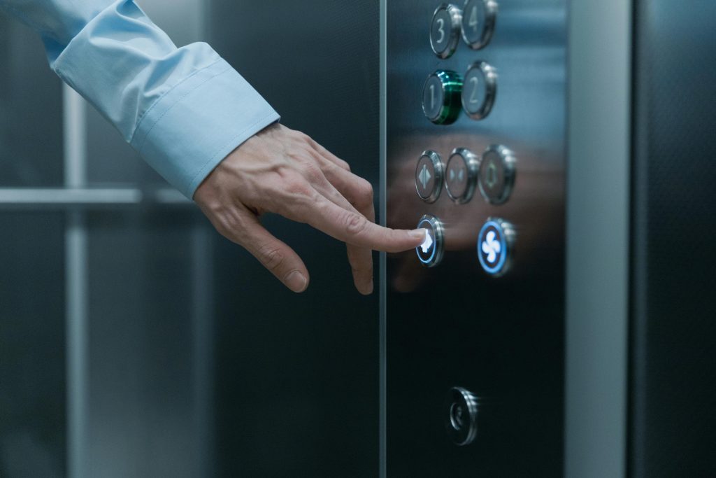In base alla normativa vigente, oltre al manutentore dell’impianto ascensore condominiale, l’amministratore è il principale responsabile.