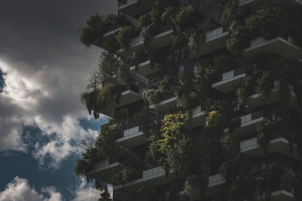 Scopri come i giardini pensili possono trasformare il tuo condominio in un'oasi verde e contribuire a rendere le città più verdi